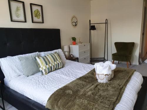 Spacious, bright flat near town centre, parking Image 3