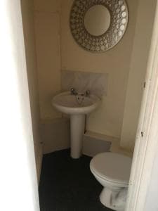 6 Bedroom Villa in Barnsley Centre Image 2