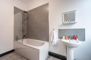 Vibrant Funkily Decorated 2 Bedroom 4 Beds Newly Refurbished Image 2