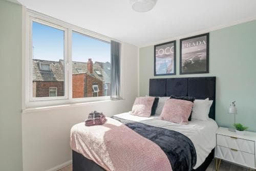 Lovely and Modern 3 Bed Apartment - Sleeps 7 Image 3