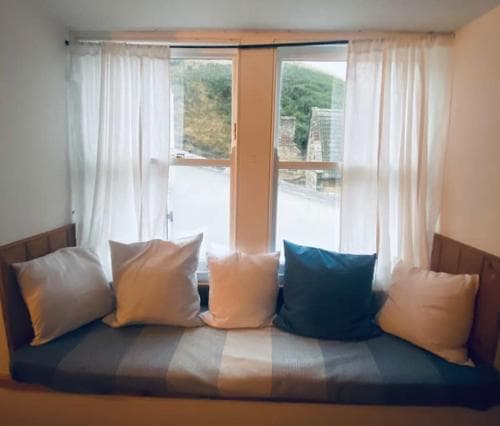 3 bed renovated cottage with stunning sea views Image 3