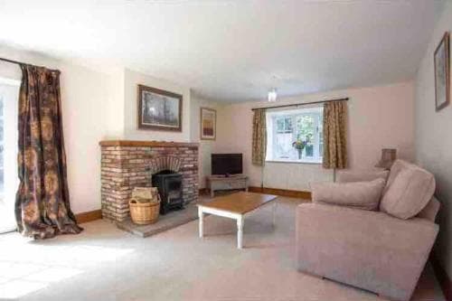 Stunning 4 bedroom farm house Image 3