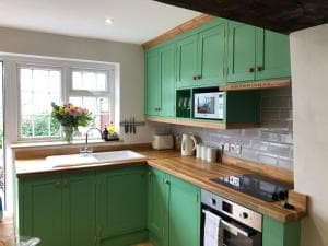 Hedgehog Cottage with garden in Bronte village! Image 2