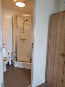 Spacious 2 bed 2 bath apartment with stunning city views Image 2