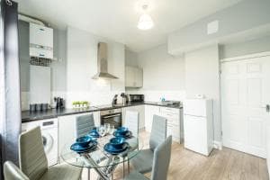Sheffield Contractors Stays- Sleeps 6, 3 bed 3 bath house. Managed by Chique Properties Ltd Image 2