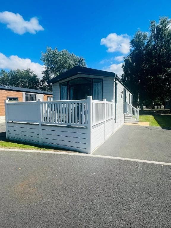 Teejay's Lodge with Hot Tub Image 1