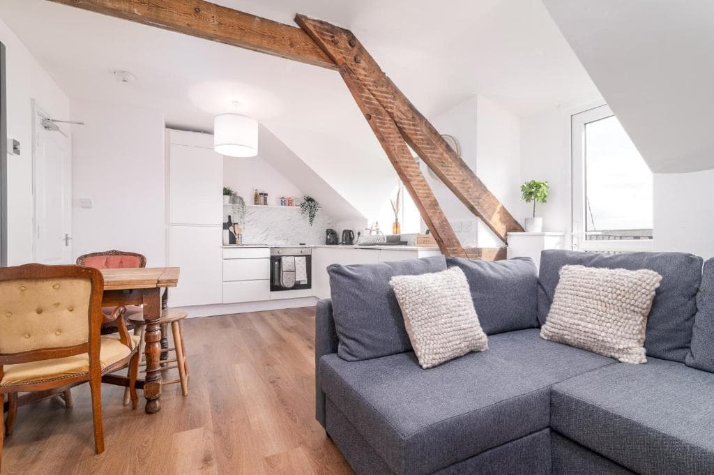 Whitby Heights - Spacious, Modern 2bed Apartment,Pet Friendly,5mins walk to beach Image 1