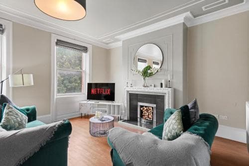 Designer Spacious Apartment in Yorkshire - Parking Image 3