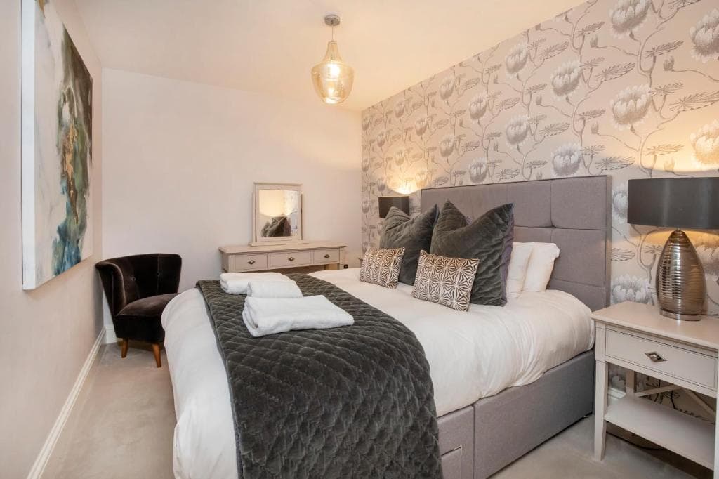 8 Blue Bridge- Elegant and Luxurious 1 Bedroom Apt- Free Parking Image 1