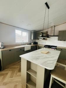 Eastgate Lodge with Hot Tub Image 2