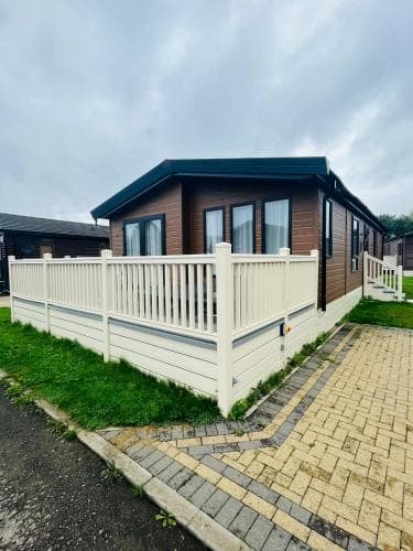 Eastgate Lodge with Hot Tub Image 1