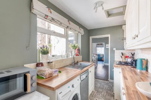 Pass the Keys Vibrant Victorian Home Image 3