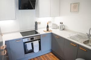 Beautiful 1-Bed Apartment - City Centre - FREE Wi-Fi - New Image 2