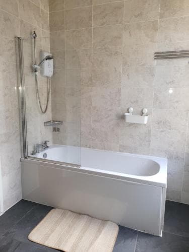 Central 2bed Apartment w/parking Image 3