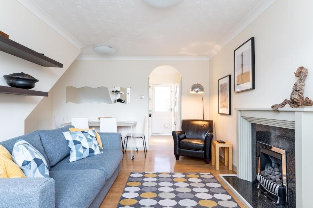 Pass the Keys Spacious Townhouse with 900Mbps Internet Parking Image 1