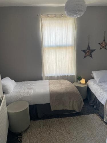 Perfect for large groups, sleeps 17 close to city centre Image 3