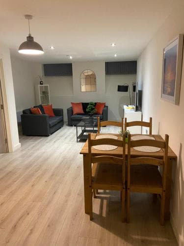 Captivating 2-Bed Apartment in Bradford Image 3