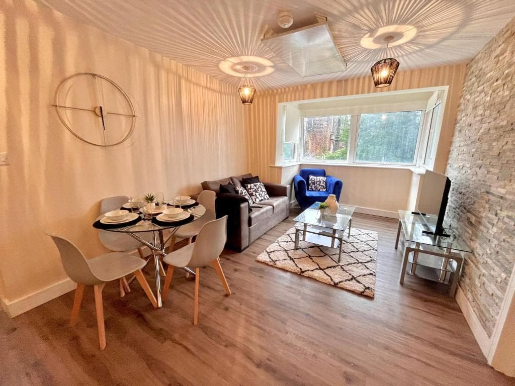 Spacious 2 bedroom Catterick Flat Free Off Parking Image 1