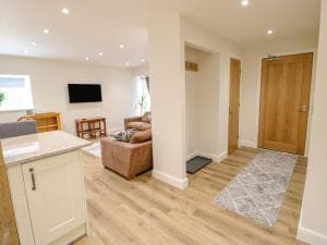 2 Bedroom Barn Conversion Image 1