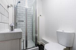 Free Parking & Spacious & Modern Contractor House Image 3