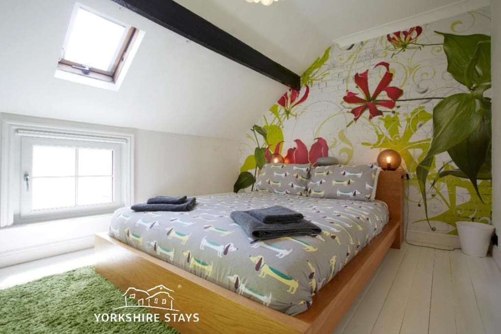 Central Harrogate Townhouse - HIC Bottom of road! Image 1