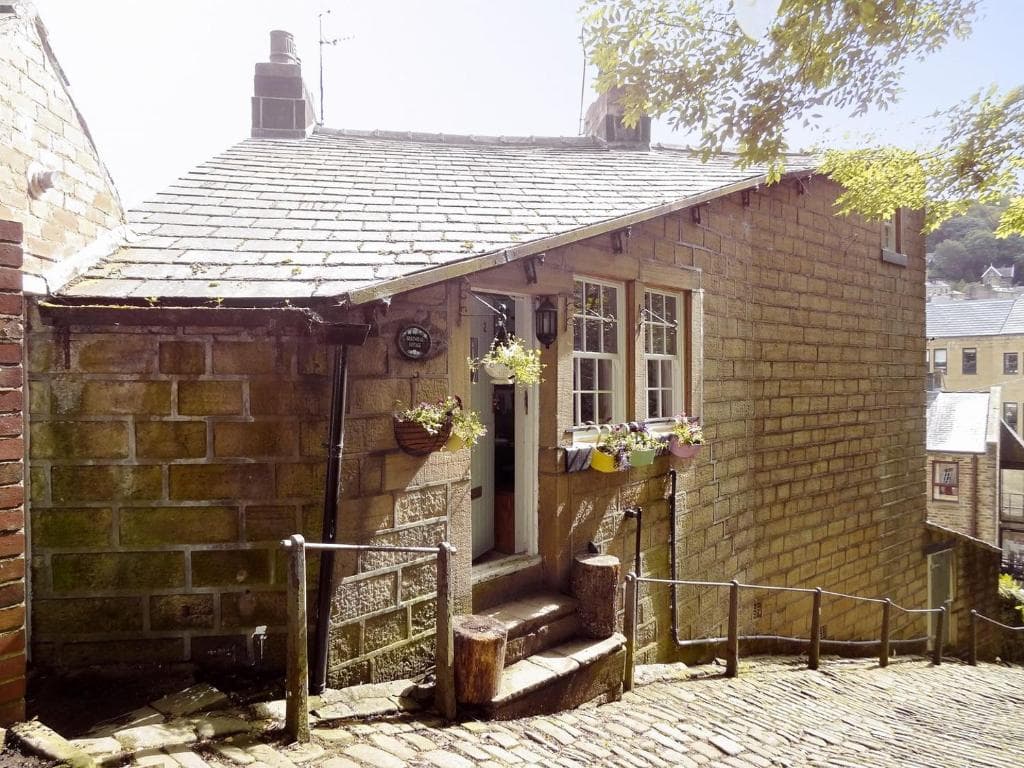 Birkenhead Cottage Image 1