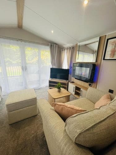 Joema Lodge with Hot Tub Image 2