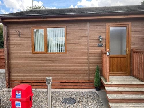 Elder Cabin with Hot Tub Image 3