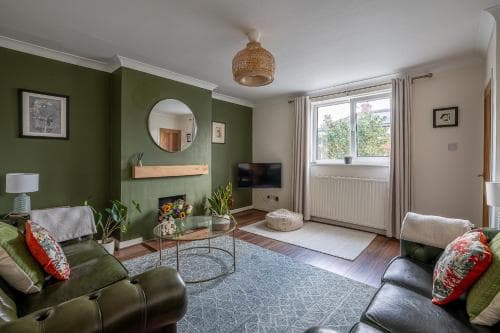 Central property with free parking, 10 min walk to Bar Walls Image 3