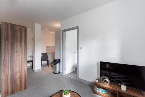 Fantastic 1 Bedroom Apartment Leeds Image 2