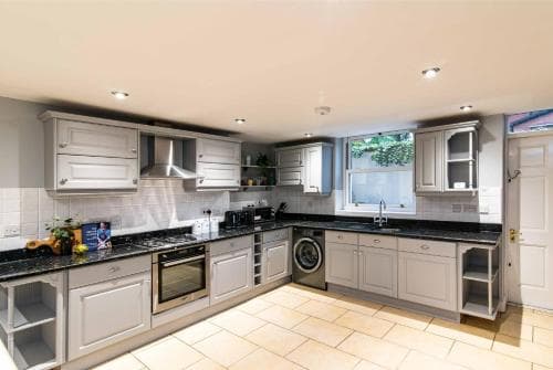 St Johns, Wakefield - Self check in & free parking Image 3