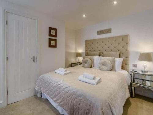 The Hideaway Luxury 5* 2 Bed Garden Apartment Image 3