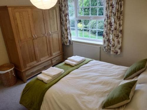 Spacious 4-Bedroom House with Garden Image 3