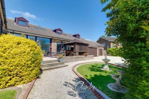 Stunning residence set on cliffside in Scarborough Image 3