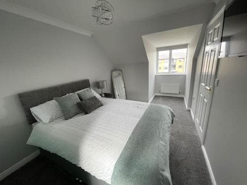 Redcar House - New build Sleeps 6 Workstays UK Image 3