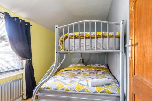 4 bedroom Town Centre Town House free parking and Wi-Fi Image 3