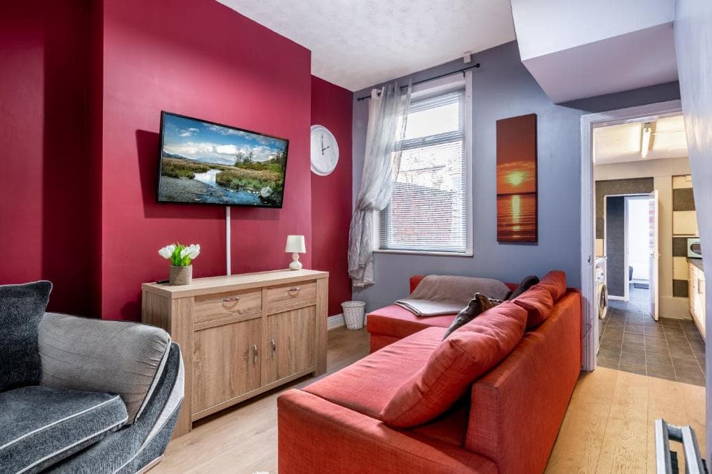 4 bedroom Town Centre Town House free parking and Wi-Fi Image 1