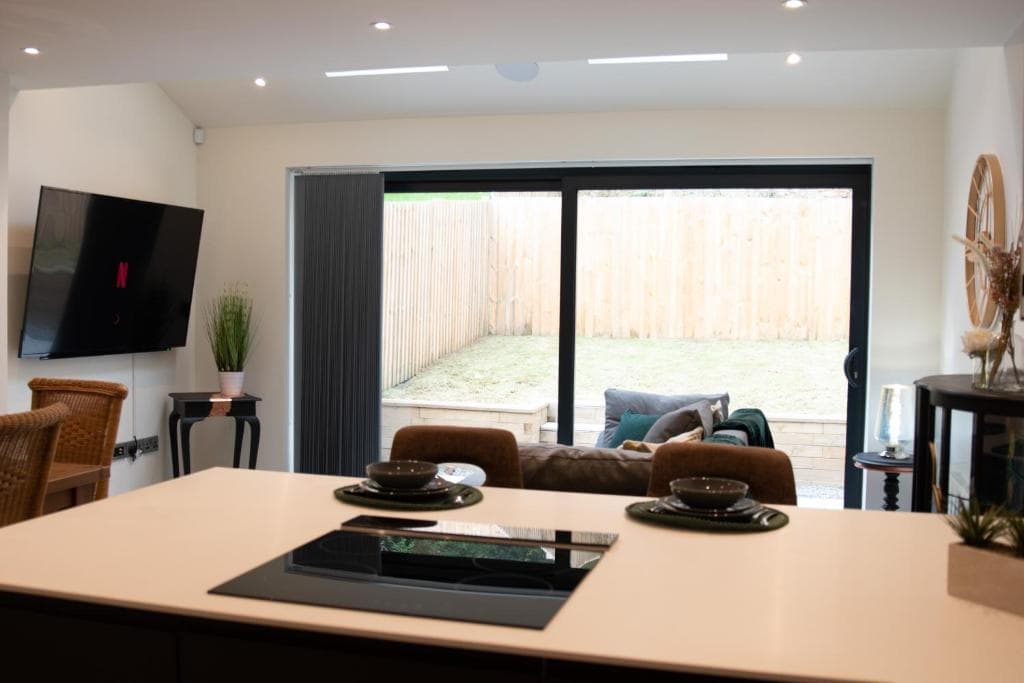 BV Comfy Spacious 3 Bedroom TownHouse At One Cliff Oak Leeds Perfect For Contractors Image 1