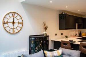 BV Comfy Spacious 3 Bedroom TownHouse At One Cliff Oak Leeds Perfect For Contractors Image 2
