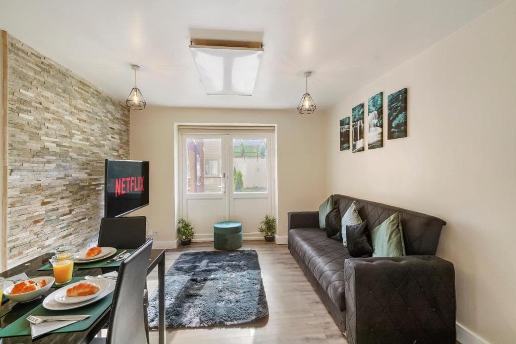 Lovely 1 bedroom unit with free parking Image 1