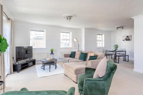 OnPoint -Spacious 3 Bedroom Apt With Parking! Image 3