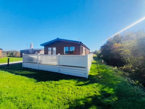 Bella Rose Lodge with Hot Tub Image 1