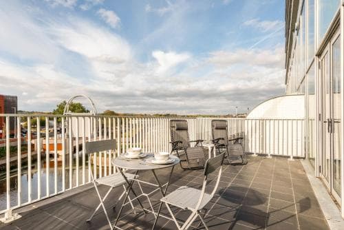 Modern 2 Bed Wharfside Apartment in Rotherham Image 3