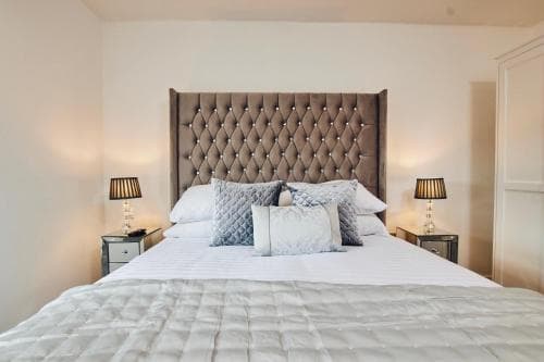 Modern Deluxe City Centre Apt & Free Secure Parking! Image 3