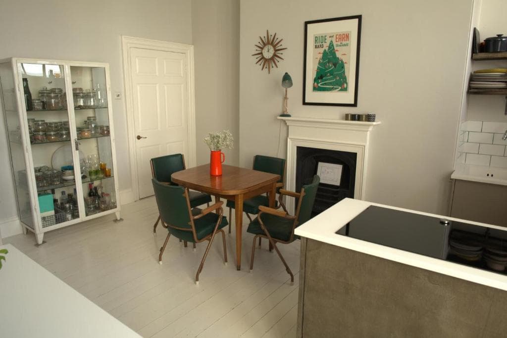 Stylish 1 Bedroom Mezzanine Flat in Wakefield Image 1