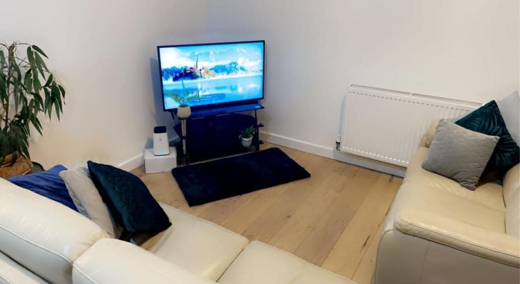 Inviting 2-Bed Apartment in Wakefield Charming Image 1