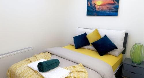 Inviting 2-Bed Apartment in Wakefield Charming Image 3