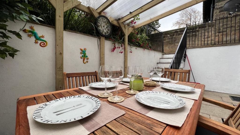 The Garden Apartment - Spacious 2 bedroom, central location Image 1