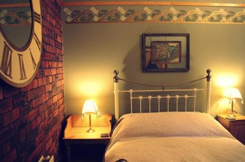 Crown House Suites Image 3