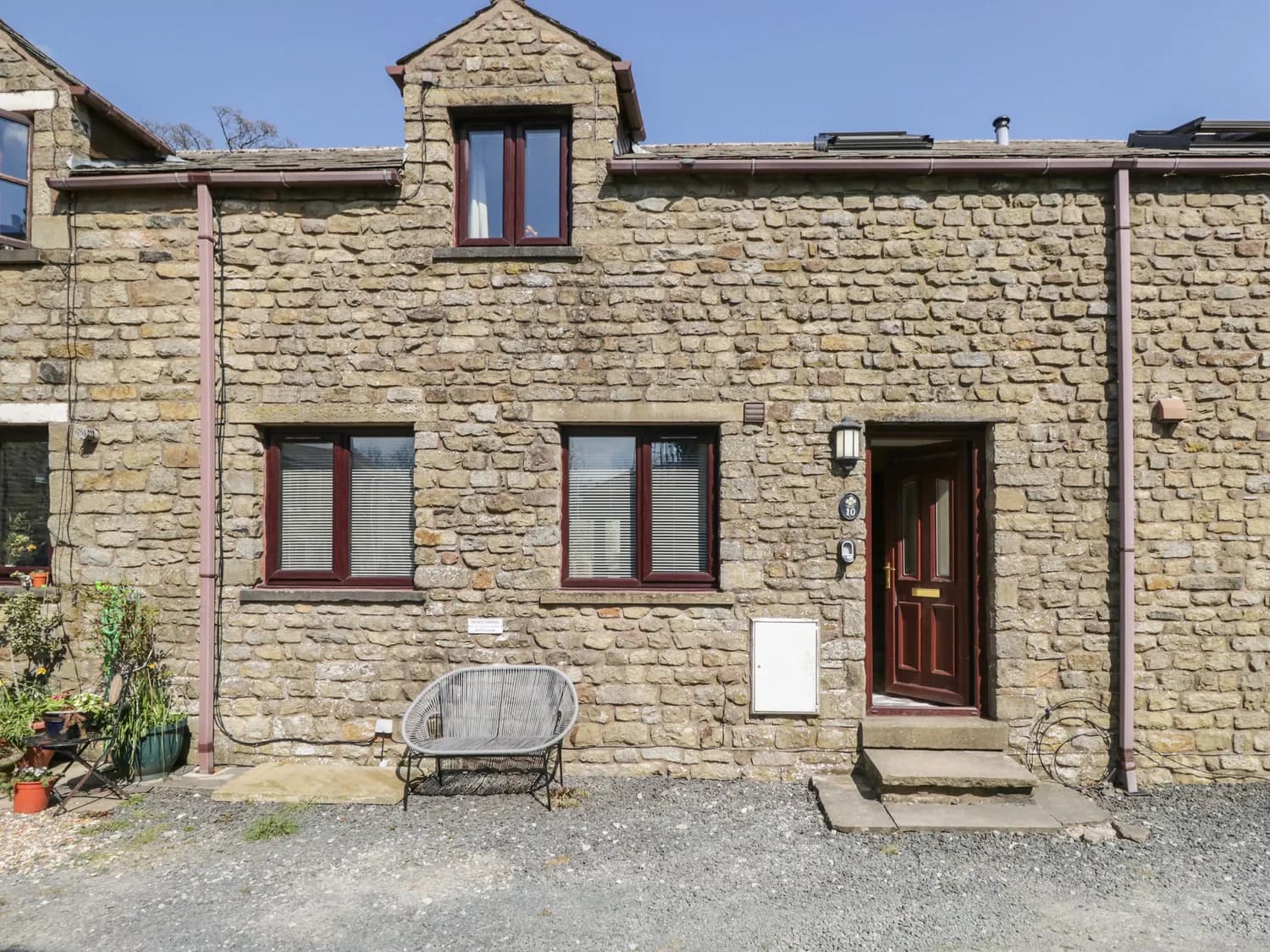 Accommodation at 10 Flying Horse Shoes Cottage in clapham